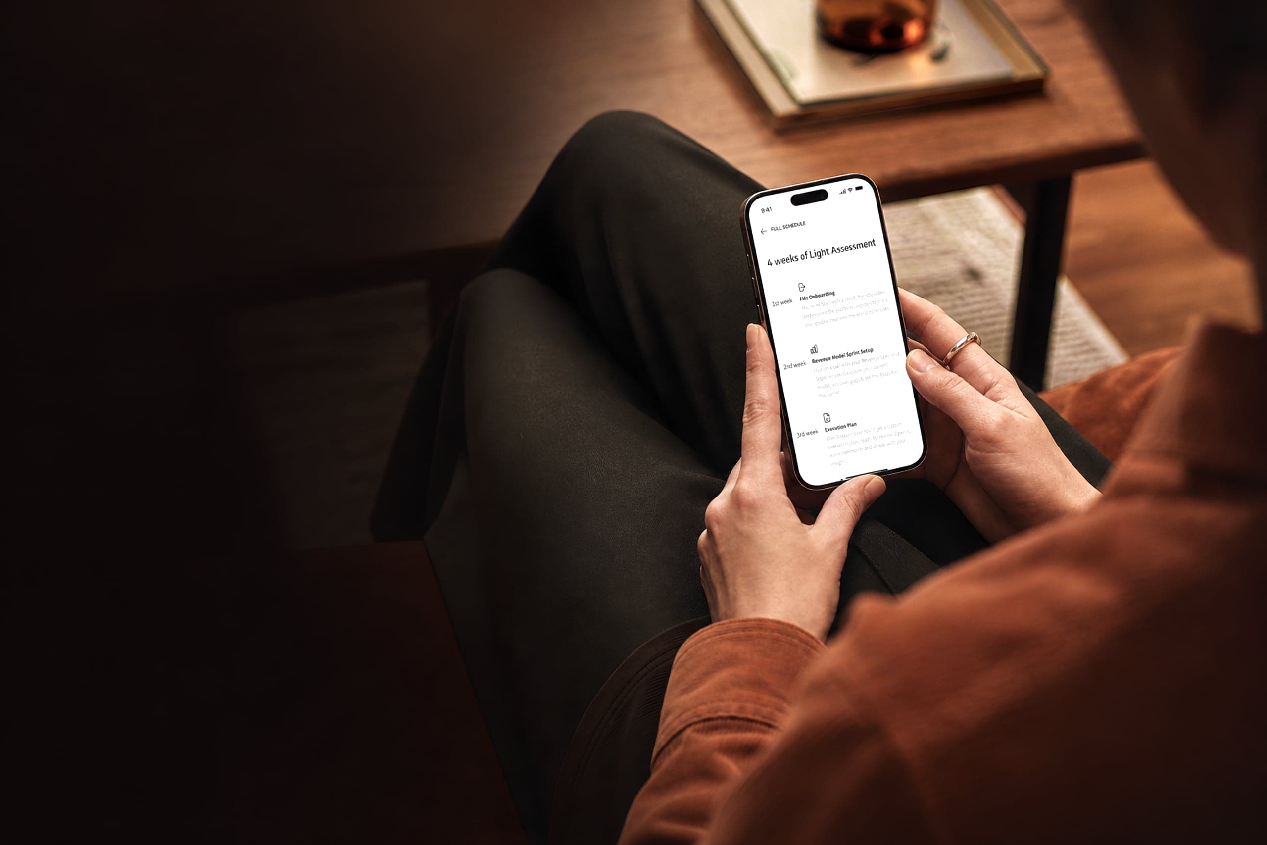 Manager consulta il programma operativo FMS su smartphone