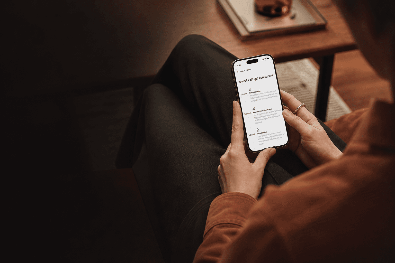 Manager consulta il programma operativo FMS su smartphone